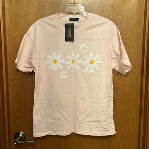 New with tags! Trendy oversized fit pink Daisy tee size small 🌼